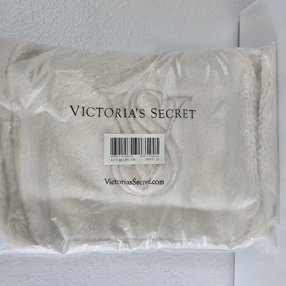 NWT Victoria Secret Beige Soft Zip Shoulder Tote - Picture 7 of 7